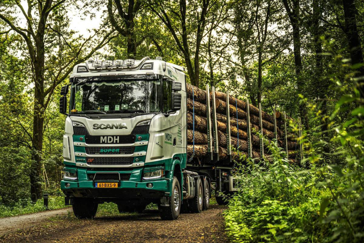 MDH stuurt hun speciale Scania V8 het bos in!