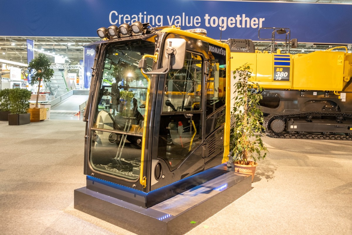 Komatsu toont nieuwe cabine voor rupsgraafmachines