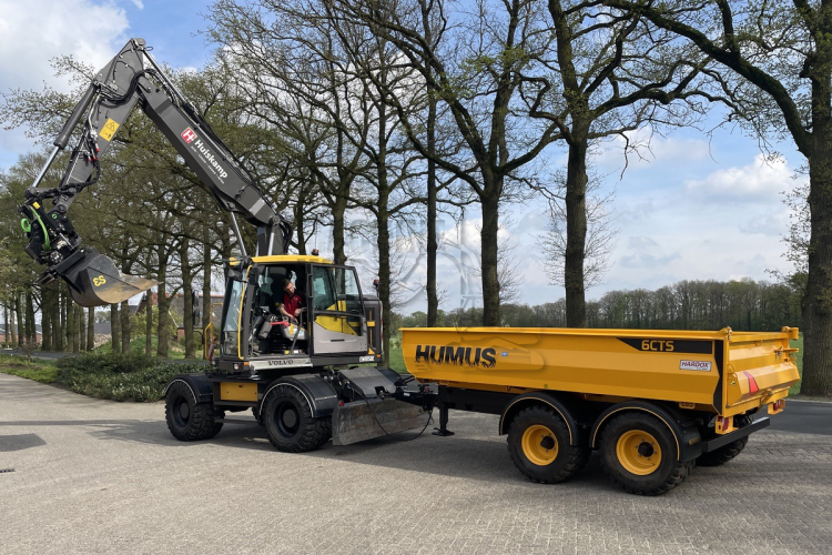 Koier importeert Humus kipaanhangers voor mobiele graafmachines