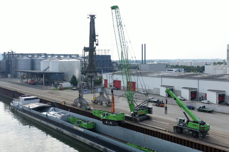 Sennebogen vervoert machines per binnenschip en reduceert hiermee de CO2-uitstoot aanzienlijk