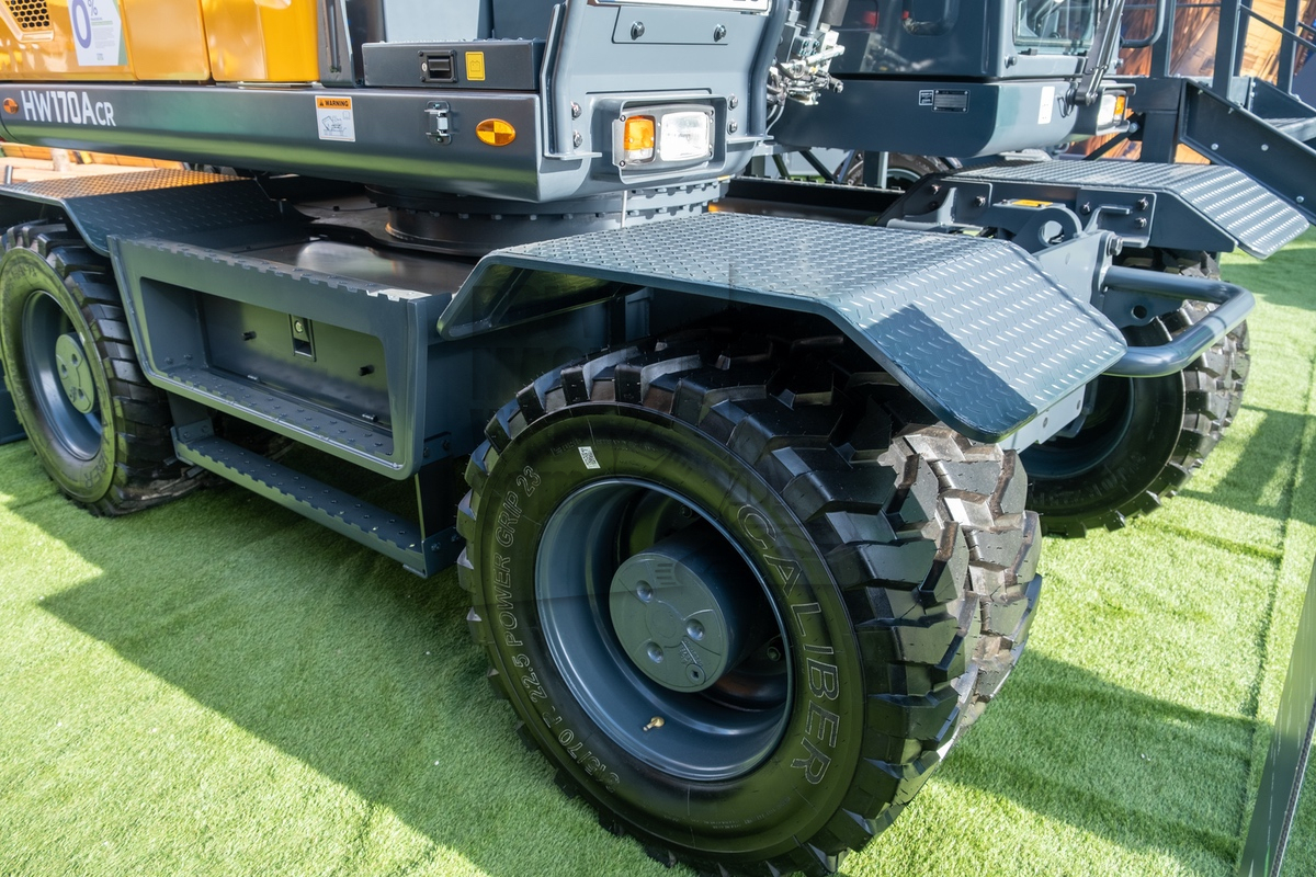Nieuwe graafmachineband van Caliber Tyres & Wheels