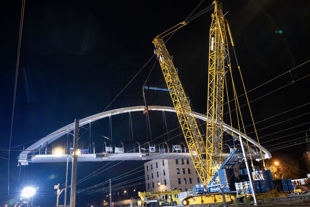 Sarens plaatst 250 tons brug op een krappe locatie