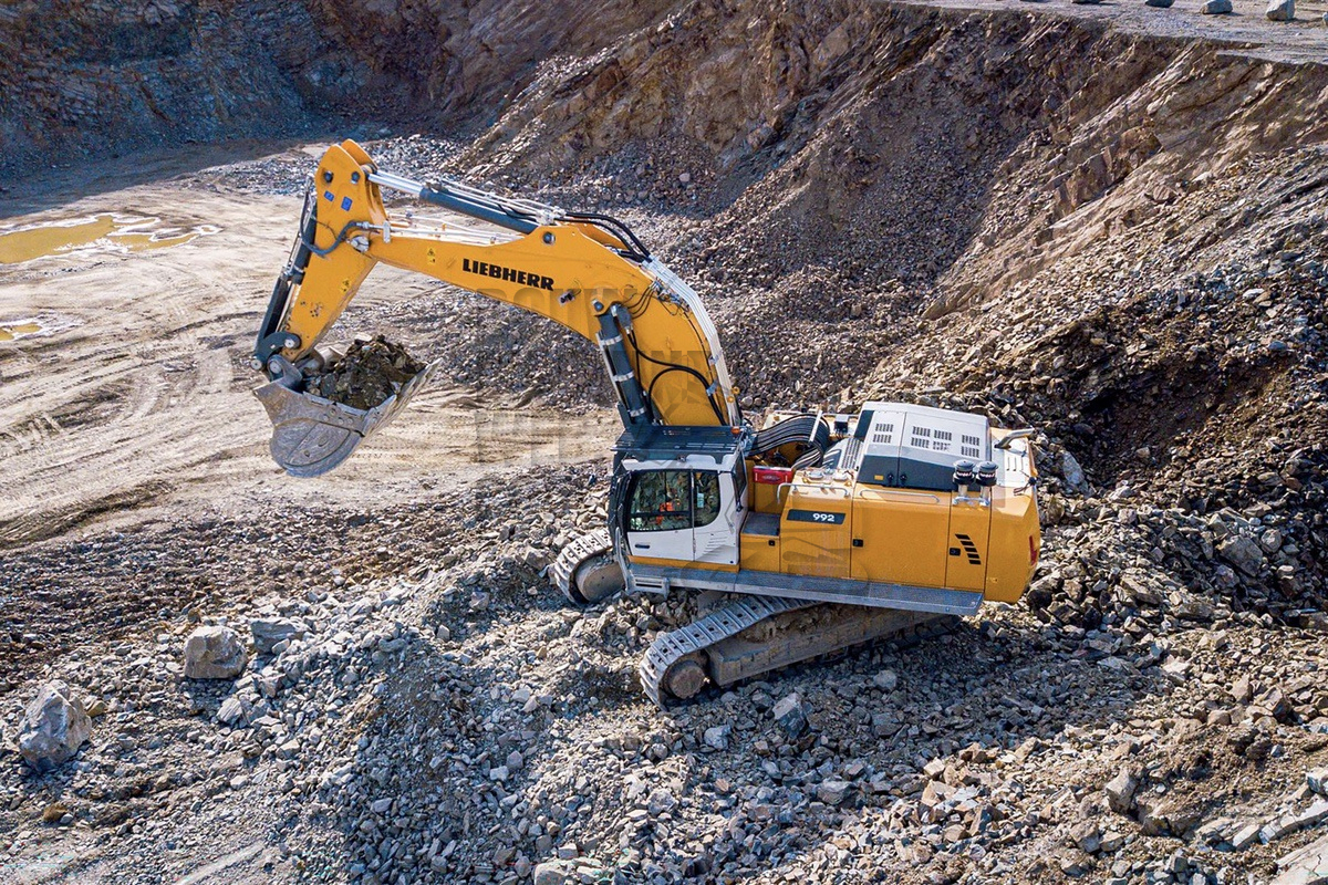 De Liebherr R 992 rupsgraafmachine: hoge prestaties en lage emissies bij CMSE