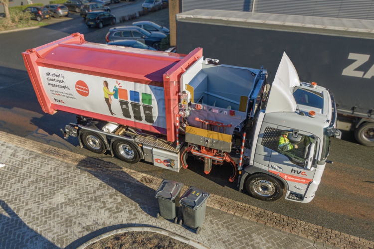 HVC zet twee custom made Volvo FM Electrics op de weg voor afvalinzameling 