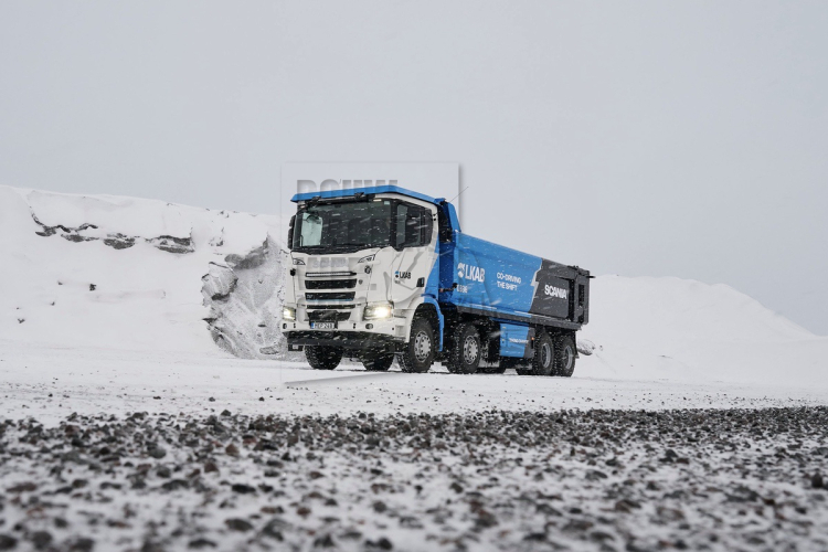 Scania test 60-tons 8x4 kipper in de mijnbouw