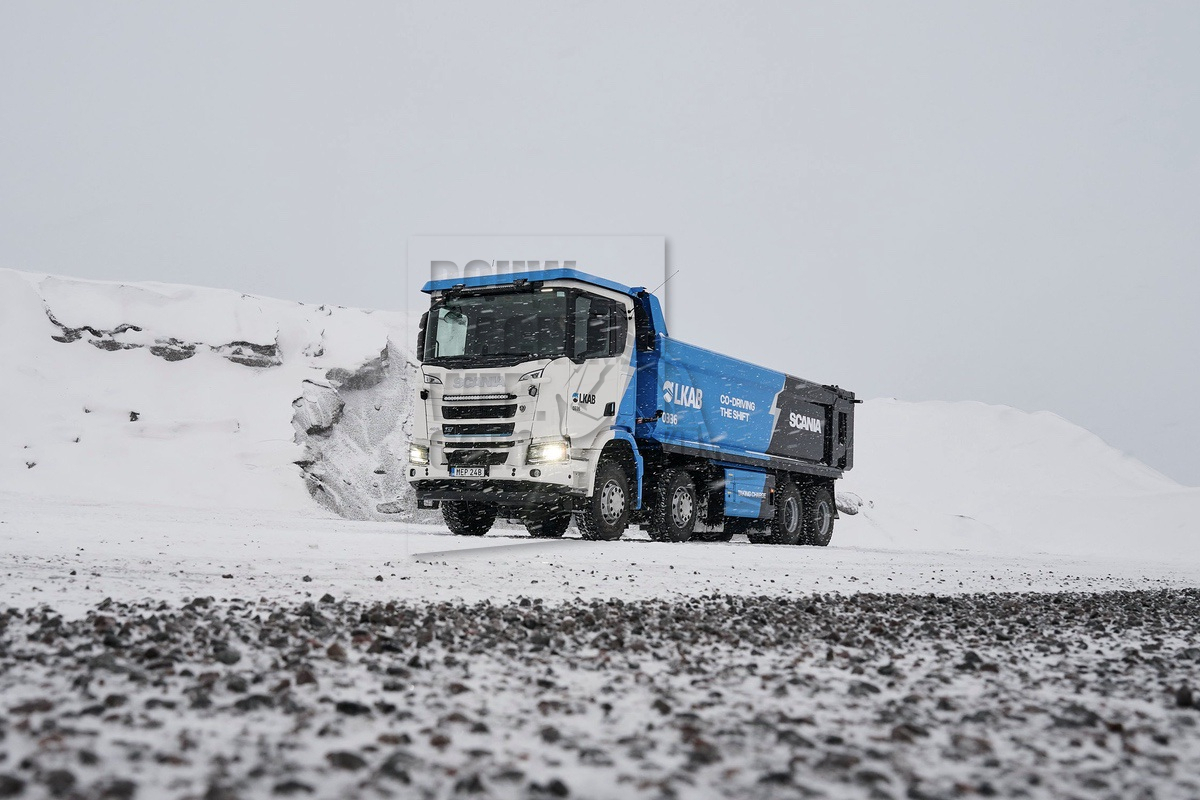 Scania test 60-tons 8x4 kipper in de mijnbouw
