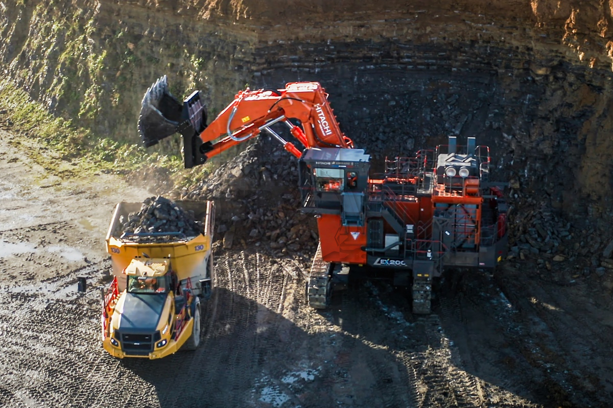 De eerste Hitachi EX2000-7 hooglepel arriveert in Europa