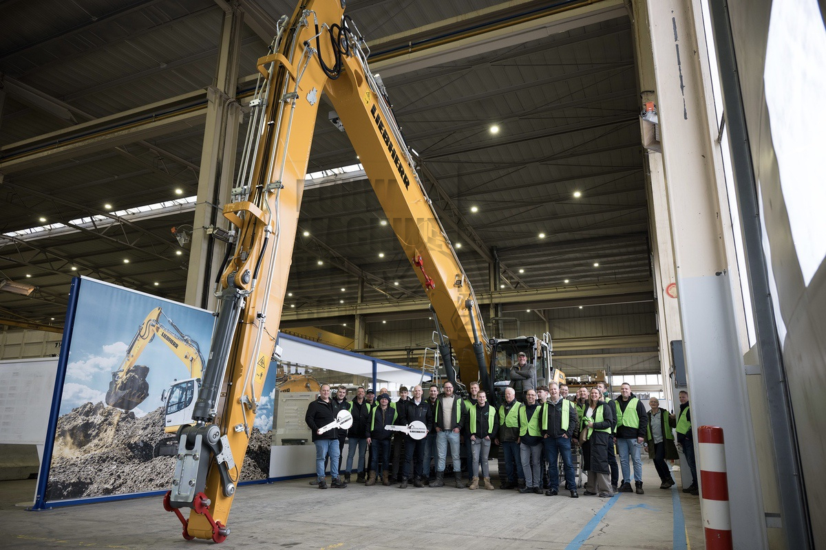Klaas Bijlsma neemt zijn 100e Liebherr in ontvangst