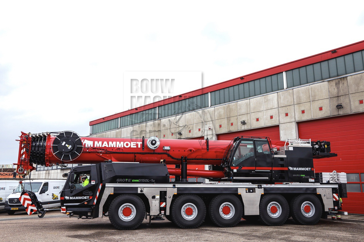 Mammoet neemt ’s werelds eerste Grove Plug-in Hybrid-terrein-kraan in ontvangst