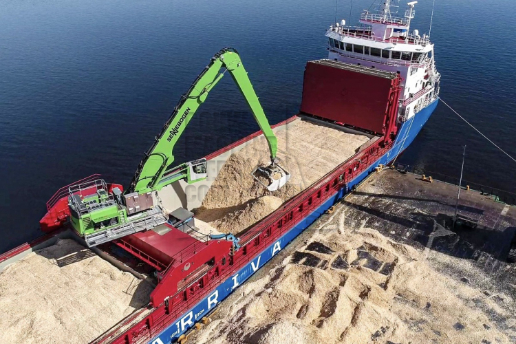 Sennebogen 875 E als laad- en loskraan op het schip