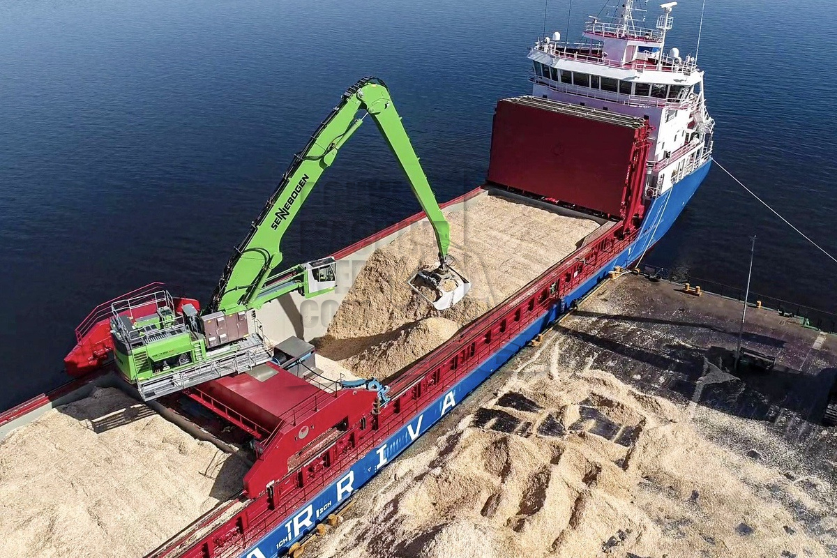 Sennebogen 875 E als laad- en loskraan op het schip