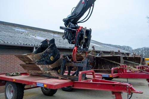 26 De bakkenkar veilig beladen met de gripper