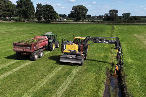 30 Voor het maaien van sloten wordt het draaikantelstuk verwijderd